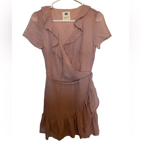 Wild Blue Sadie Robertson Blush
Pink Dress With Ruffled Detail Tie
Waist size S - Picture 1 of 8